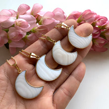 Load image into Gallery viewer, White Shell Moon Necklace